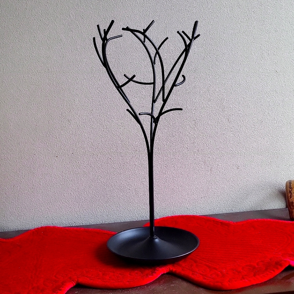 Gorgeous Umra black metal necklace/bracelet holder. Very nice piece.